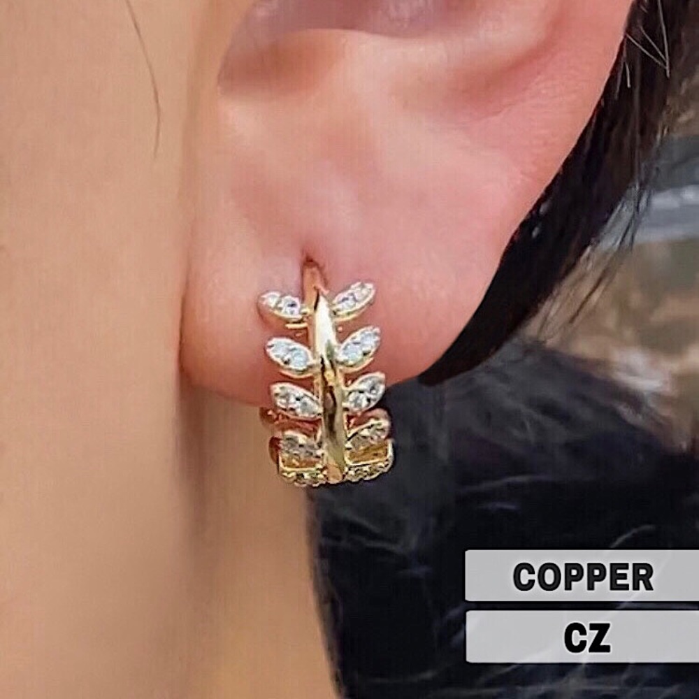 ⚜️𝟯𝟬%𝗢𝗙𝗙 𝗯𝘂𝗻𝗱𝗹𝗲𝘀 𝟯+⚜️ NEW CZ Floral Huggie Hoop Earrings